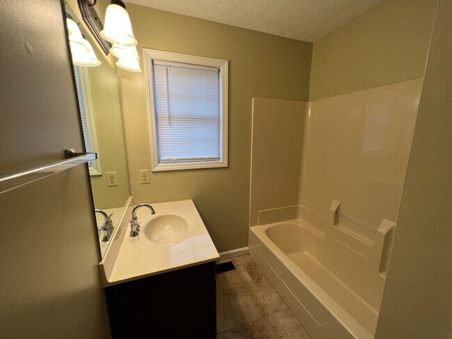 Building Photo - PRIE REDUCTION  3 Bedroom Avail August 2026; Rent $1,600