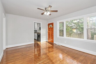 Building Photo - Lovely Two Bedroom Duplex!