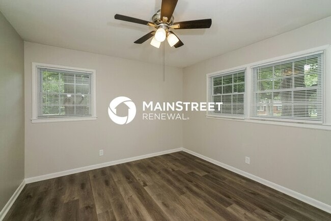 Building Photo - 3 Bedroom Pet-Friendly Home in Louisville, KY with Main Street Renewal