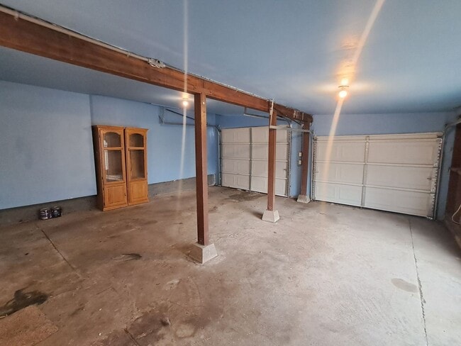 Building Photo - $2,200- 4 Bed / 2 Bath House on an Almost Acre Lot in Spokane Valley