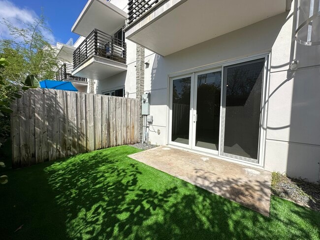 Building Photo - 815 NE 17th Ave