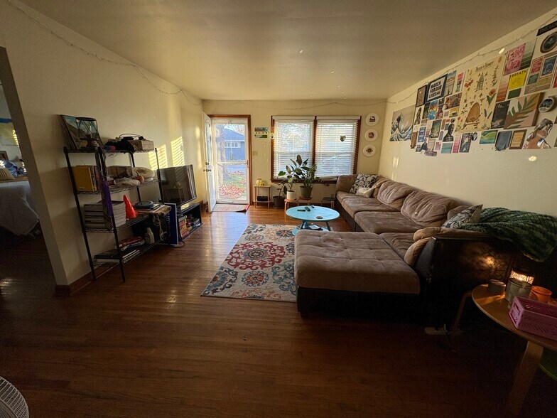 Building Photo - 901 E Scott St