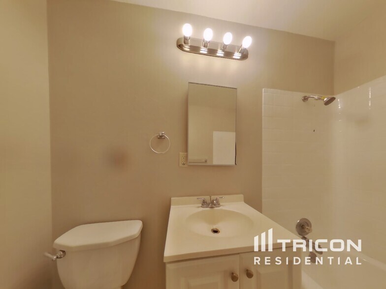 Building Photo - 372 Hopkins Dr