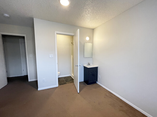 Building Photo - 436 S Van Buren St