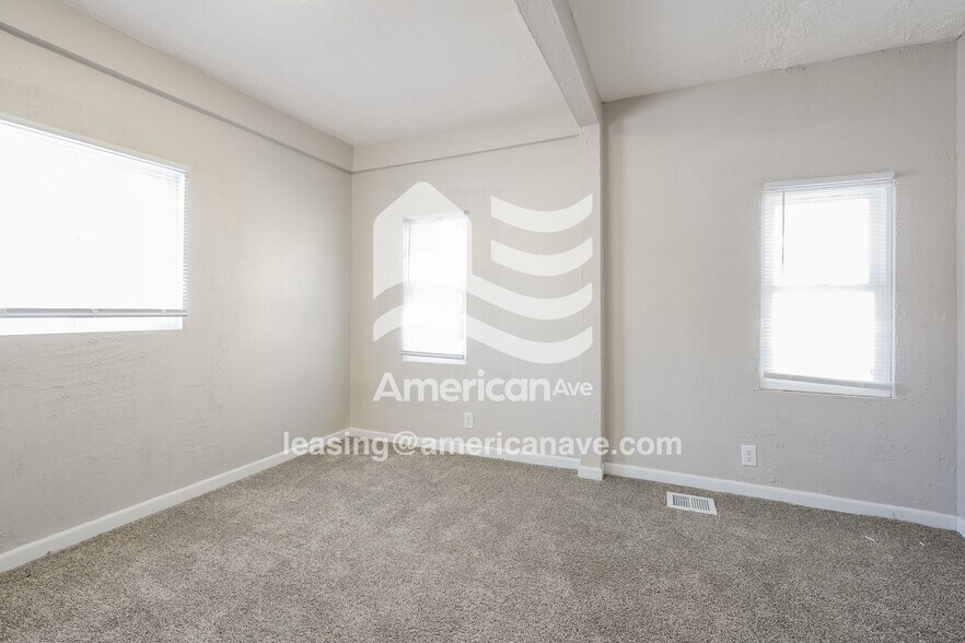 Building Photo - 1138 Queen St