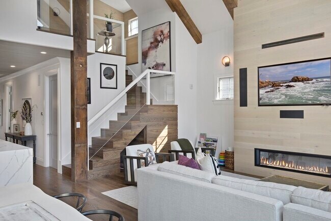 Building Photo - 719 E 2nd St