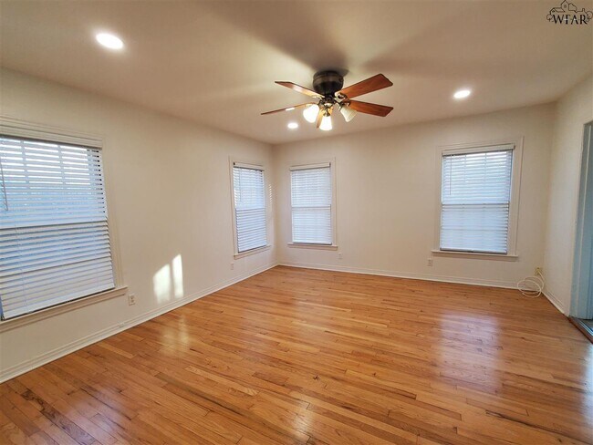 Building Photo - 2409 Martin St