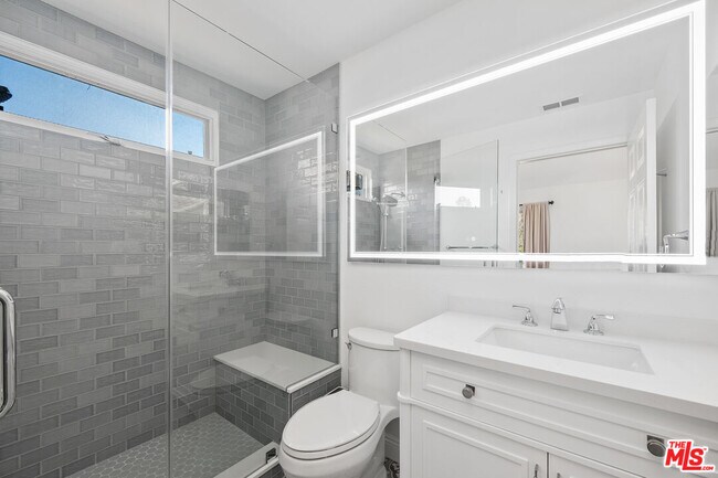 Building Photo - 622 Palisades Dr