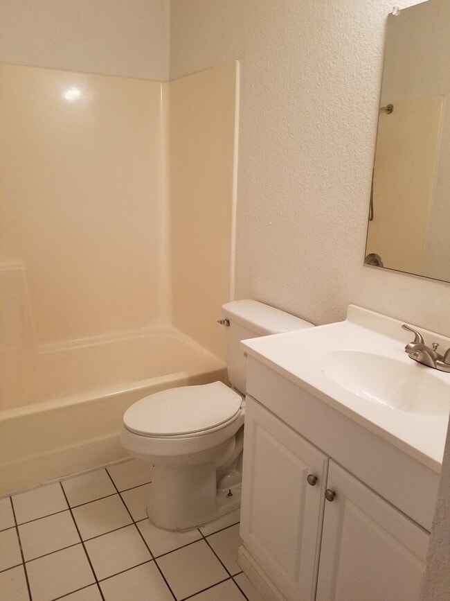 Building Photo - 3 Bedroom 2 Bath Home In East Redding