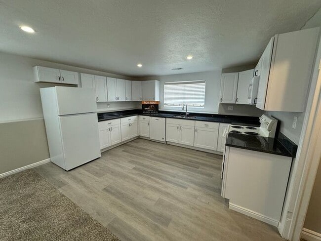 Building Photo - 5 bdrm 3 bth Home 2 Car Garage- Solar Pane...