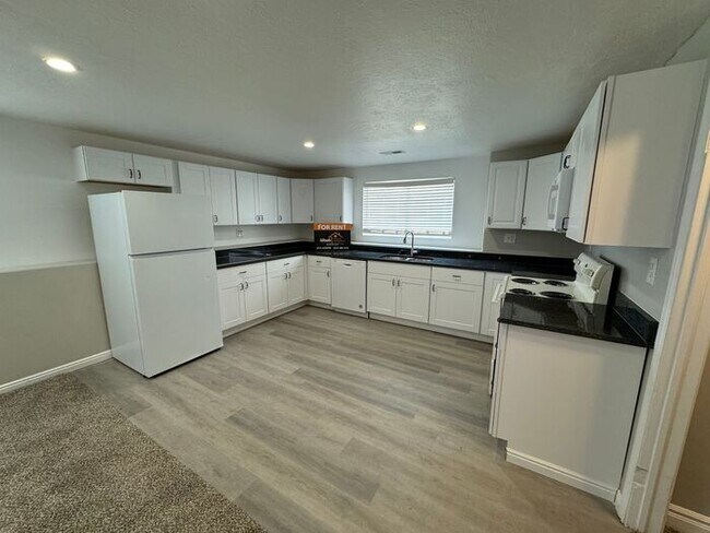 Building Photo - 5 bdrm 3 bth Home 2 Car Garage- Solar Panels! Coming Soon!