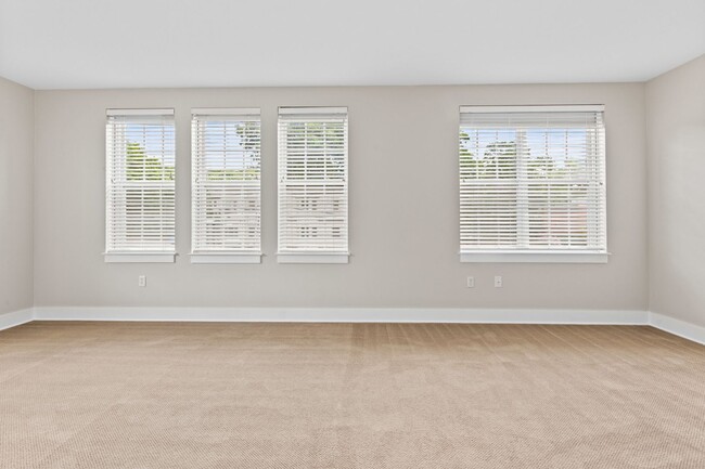 Building Photo - Private, light filled end unit townhome: 3 bed, 2.5 bath, 2,400 sq ft