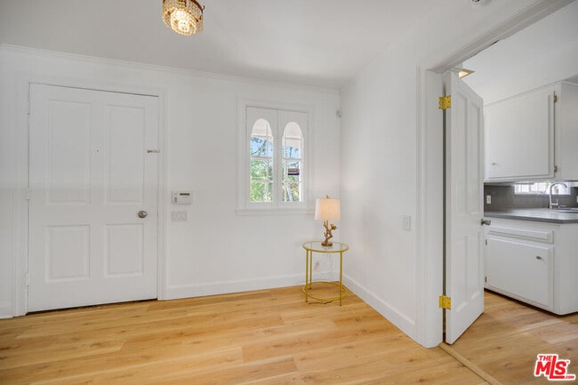 Building Photo - 926 N Alpine Dr