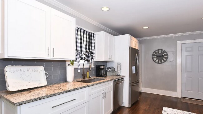 Building Photo - Midtown 2-bed, 2-bath Available Mid August!