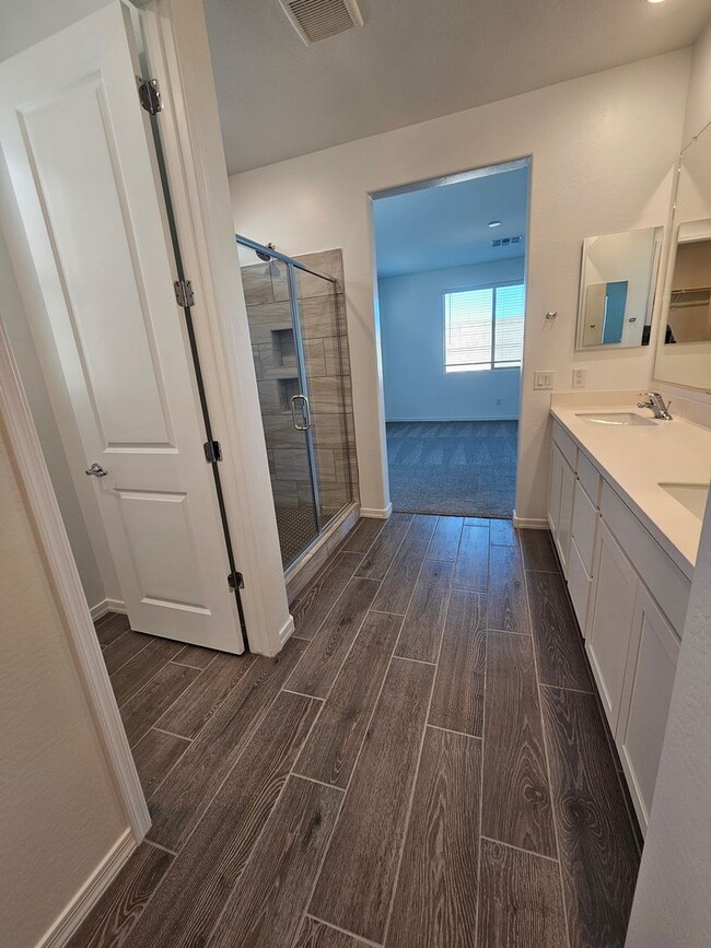 Building Photo - Stunning views