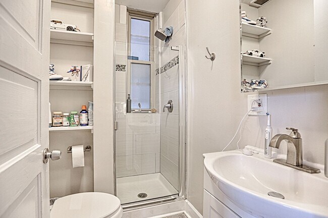 Building Photo - HUGE TOP FLOOR 3Bed/2Bath in Logan Square! In-Unit Laundry! Central Air! Large Private Deck!