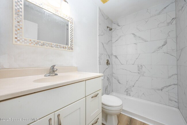 Building Photo - 2230 Golf Isle Dr