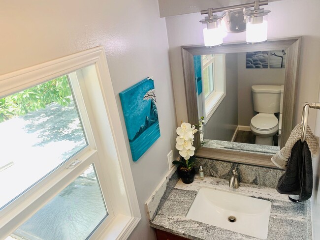 Building Photo - Spacious upstairs unit. Large Living area. Parking Available