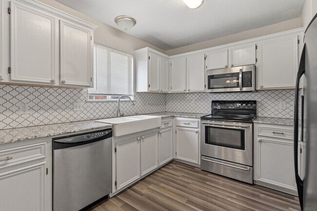 Building Photo - Spacious 2-Story with Loft, Fireplace & Covered Patio