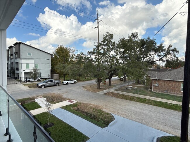 Building Photo - 3101 Live Oak St