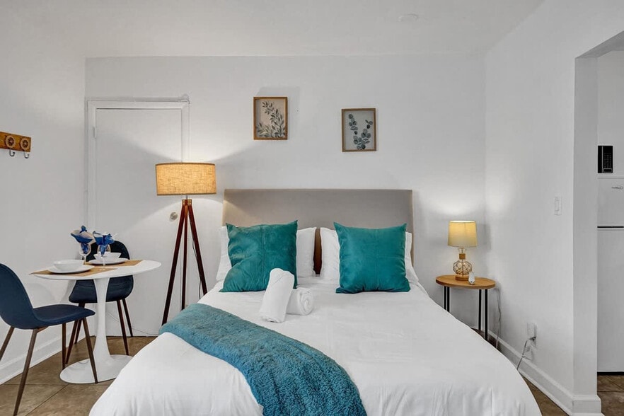 Building Photo - 335 Desoto St