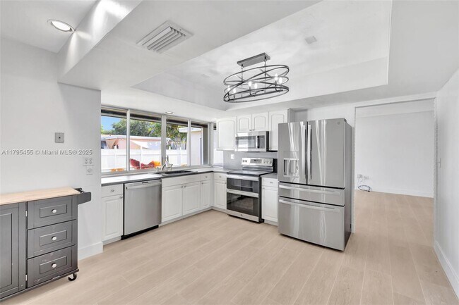 Building Photo - 9121 SW 54th Pl