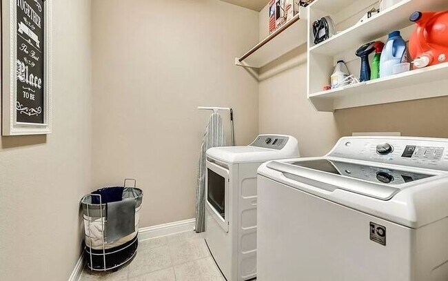 Building Photo - Upscale living in this fabulous Townhome!