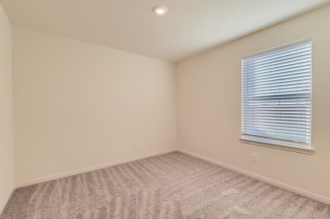 Building Photo - 3 bedroom for rent on the far West Side!