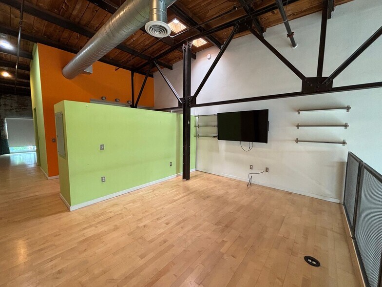 Building Photo - 1001 E 17th St