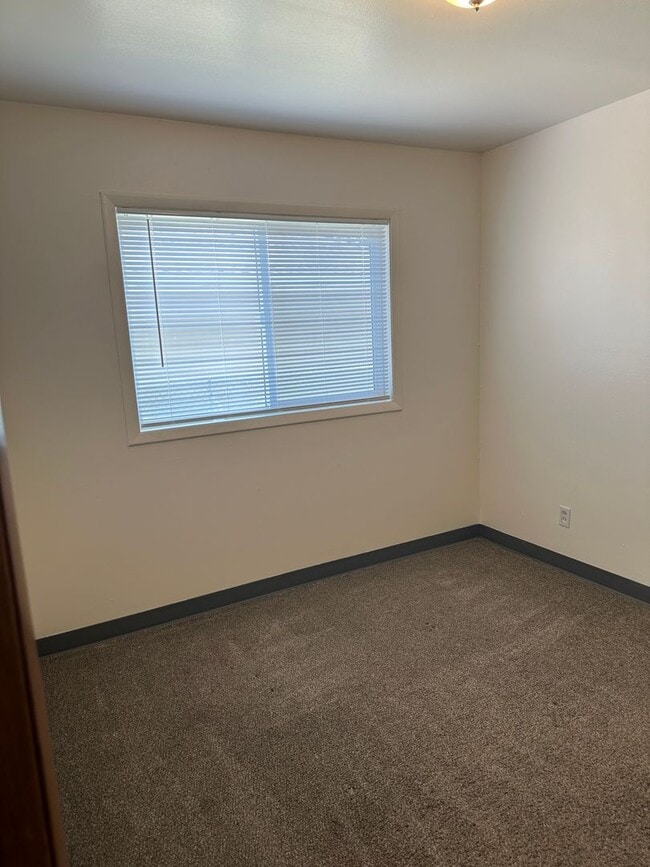 Building Photo - 3 Bedroom Home For Rent