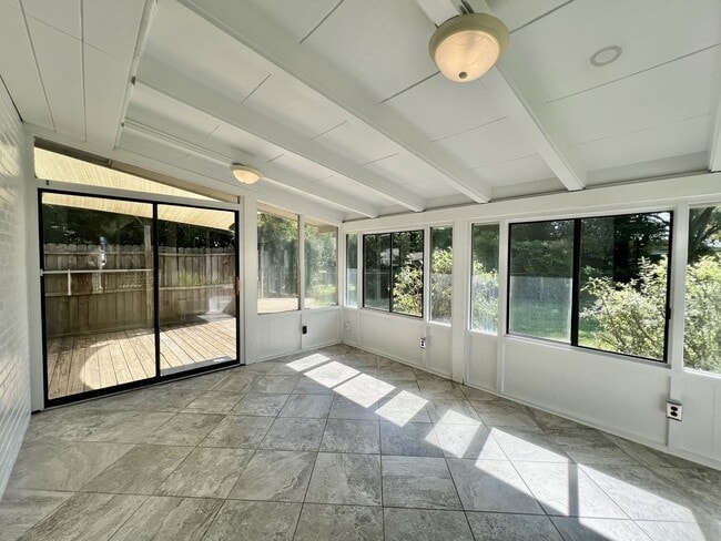 Building Photo - 3-Bedroom Home In Laurel Manor - Fenced Ba...