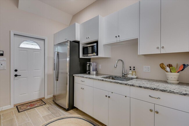 Building Photo - 651 Oak Meadow Ln