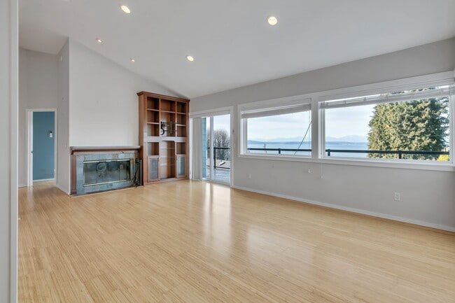 Building Photo - Stunning Sound & Olympic Mountain View Home in North Admiral