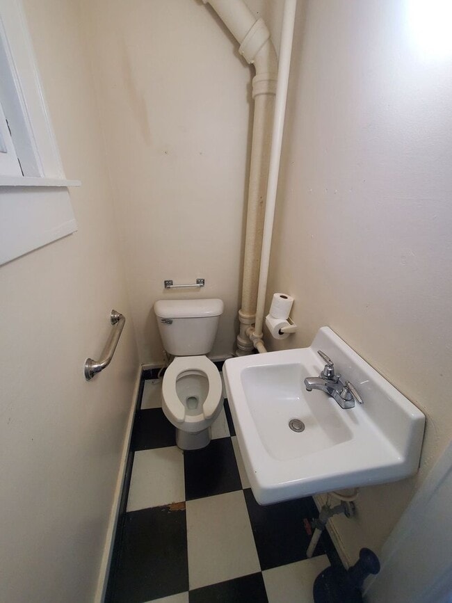 Building Photo - 920-924 Romayne Avenue