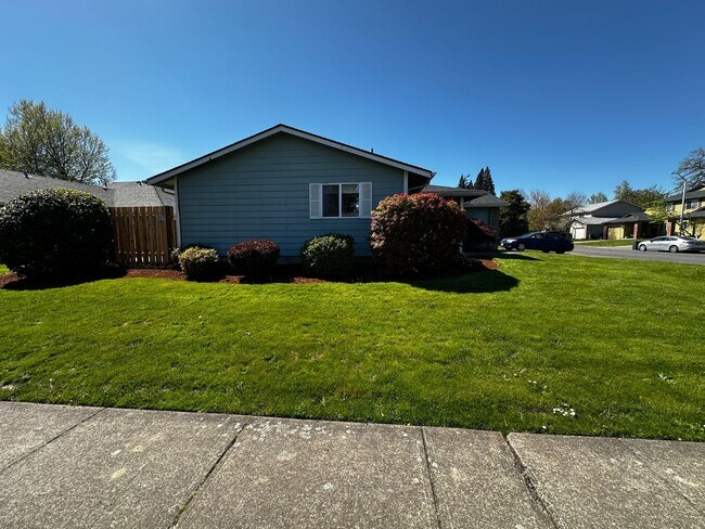 Building Photo - Recently Renovated Two Bedroom Two Bath Duplex