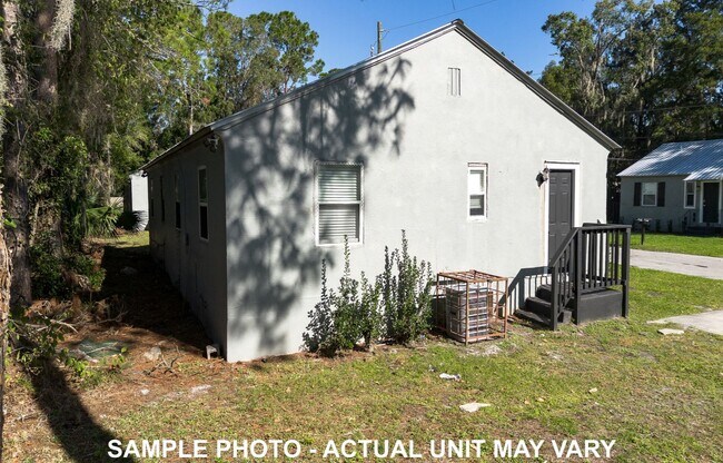Building Photo - Updated 2 Bedroom Jacksonville Heights Apa...