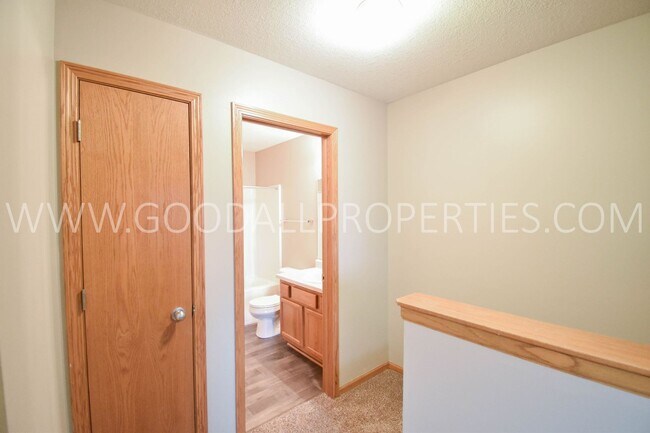Building Photo - Great 3 Bedroom, 2.5 Bathroom Home in Ankeny