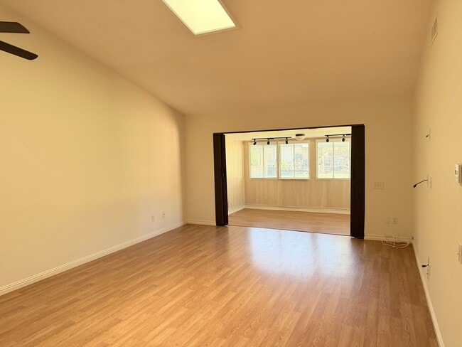 Building Photo - Coronado model with enclosed patio room in Leisure Village Camarillo