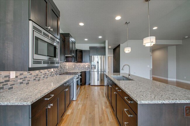 Building Photo - Beautiful Home in Desired Hazelwood Subdiv...