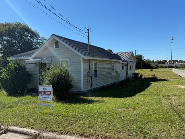 Building Photo - AMAZING LOCATION, Ranch Home Downtown Smit...