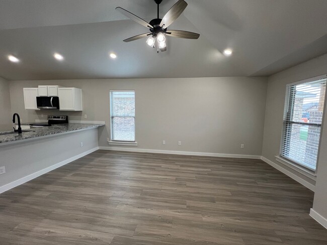 Building Photo - 3/2/2 in Bell Farms available June!!