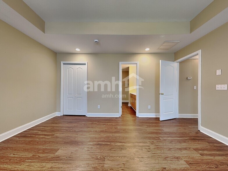 Building Photo - 4635 Aylesbury Dr