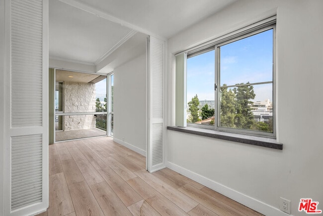 Building Photo - 320 N Maple Dr