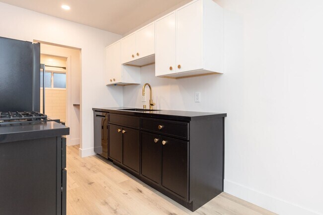Building Photo - Stylishly Remodeled 1 Bed/1Bath in Crown P...