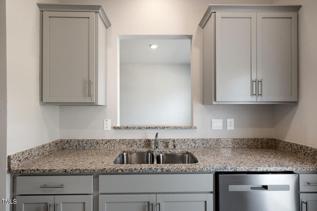 Building Photo - 3 Bedroom Townhome with Garage for Rent
