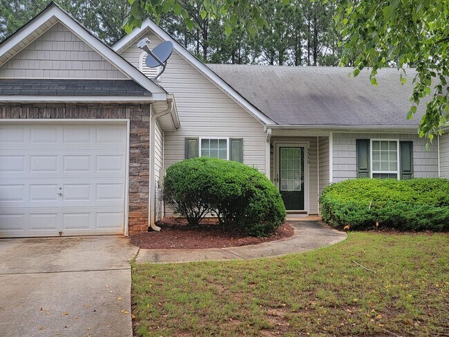 Building Photo - Newer Ranch Style Home w/Fireplace, Trey Ceilings and Black Appliances - Total Electric
