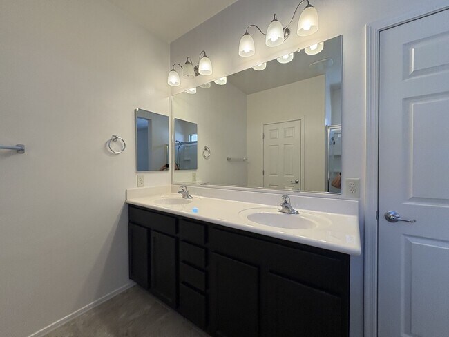 Building Photo - 4 bedroom plus Den 3 car garage with sparkling pool Vail School District