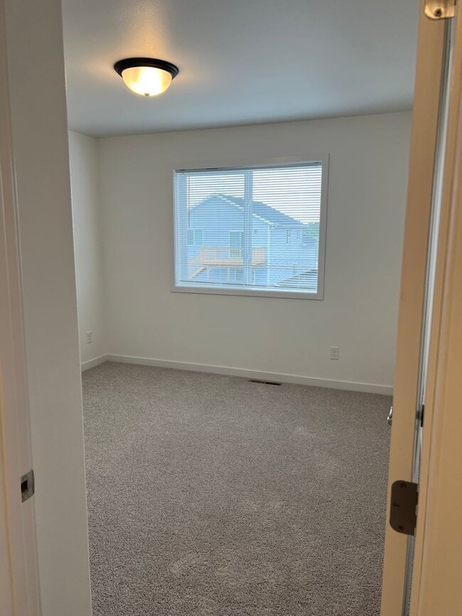 Building Photo - 4 Bed 2 Bath Single Family Home