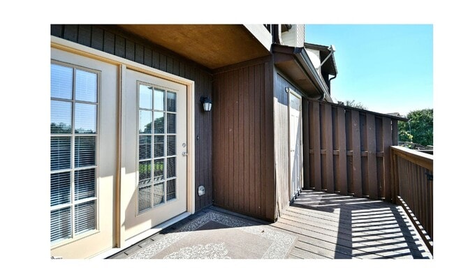 Building Photo - Charming 2-bedroom, 2.5-bathroom townhouse...
