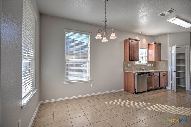 Building Photo - 1011 Sugar Brook Dr